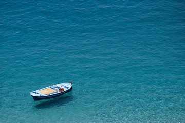 Barca sospesa sull'acqua. Scilla, Calabria