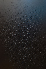 gocce d'acqua su sfondo nero