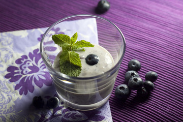 Blaubeeren mit Quark und Minze