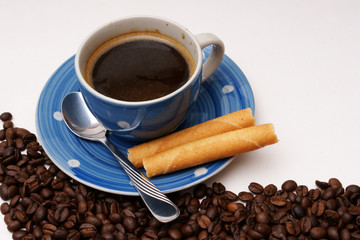 blaue tasse kaffee mit knusperröllchen