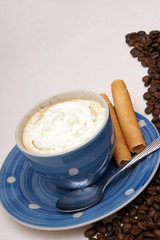 blaue tasse kaffee mit knusperröllchen und Sahne