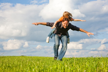 Vater und Tochter spielen gemeinsam