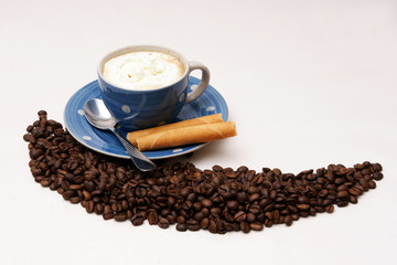 blaue tasse kaffee mit knusperröllchen und Sahne