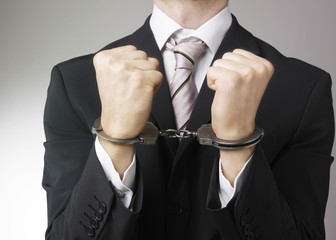 homme d'affaires avec menottes au poignets
