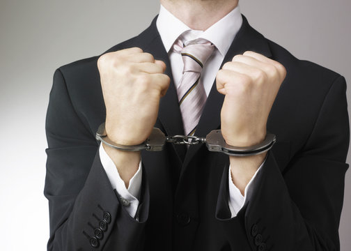 homme d'affaires avec menottes au poignets