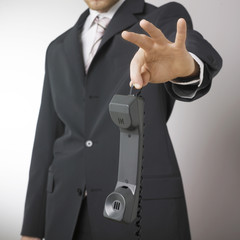 businessman tenant un téléphone avec répulsion