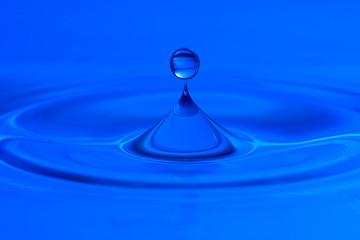 Fototapeta na wymiar clear blue water drop