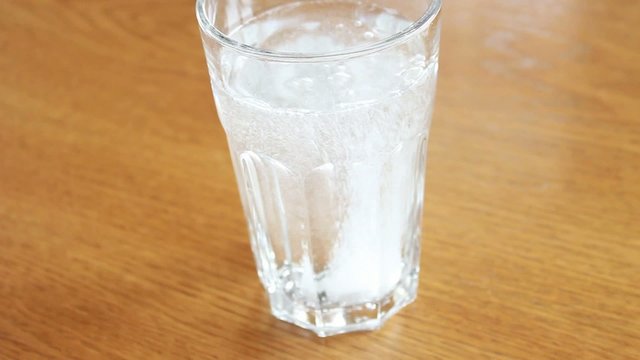 Tablette f&auml;llt in Glas