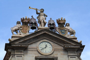 Detalles de la fachada del ayuntamiento de Pamplona, Navarra.