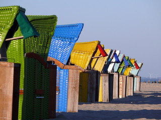 Bunte Strandkörbe am Meer