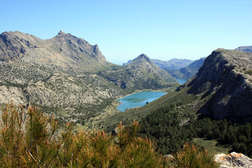 Fototapeta na wymiar Cuber i Puig największe jezioro, Sierra de Tramuntana, Mallorca.