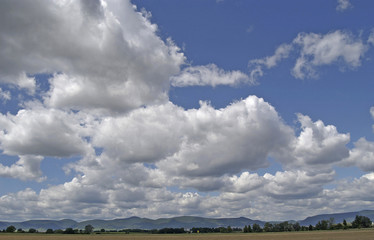Obraz premium Wolken über den feldern der Pfalz