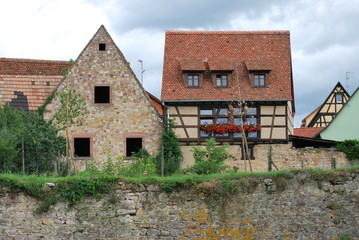 Fototapeta na wymiar Häuser an der Stadtmauer