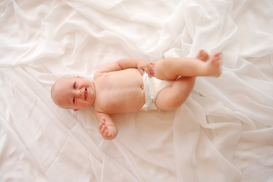 Baby strampelt wildmit den F&uuml;&szlig;en