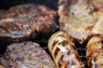würstchen und fleisch vom grill