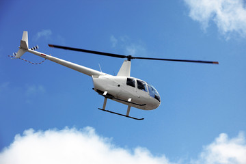 Fototapeta na wymiar latający helikopter ratunkowy