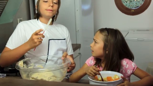 pr&eacute;paration d'un tiramisu au fruits