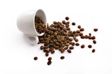 Papier Peint photo autocollant Café tasse blanche avec des grains de café isolés