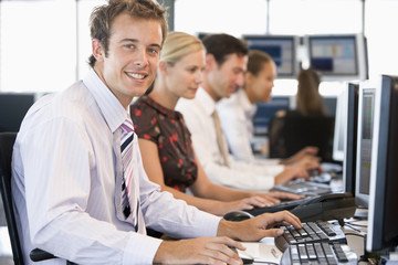 Obraz premium Stock Traders Working At Computers