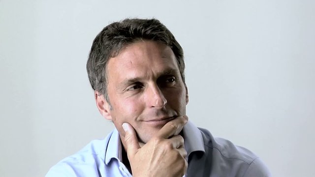 ritratto di uomo con mano sul mento