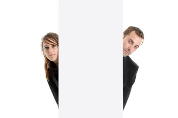 homme et femme  derrière panneau publicitaire