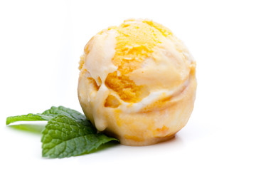Eine gelbe Eiskugel mit Minze auf weiß