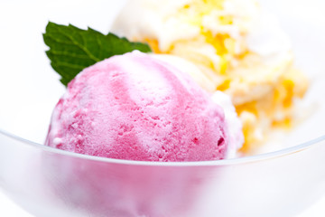 Rotes vor gelbem Eis in Glas