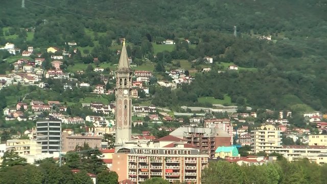 Il campanile di Lecco in avvicinamento