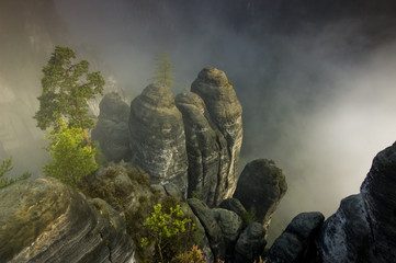 Felsgruppe im Nebel