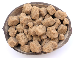 morceaux de sucre brun de canne dans une noix de coco