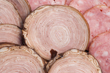 plat de charcuterie, rondelles de saucisson et d'andouille