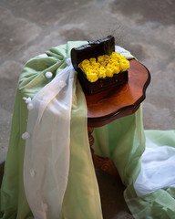 gelbe Rosen in einem Kästchen aus Holz zur Hochzeit