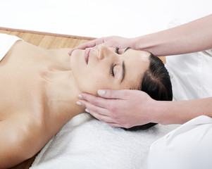 Obraz na płótnie Canvas massage chez l'esthéticienne