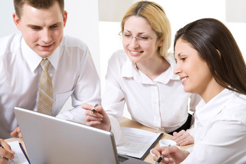 Obraz premium Young modern businesspeople