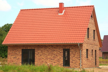 Fototapeta na wymiar Dom Nowy czerwony dachówka, Niemcy