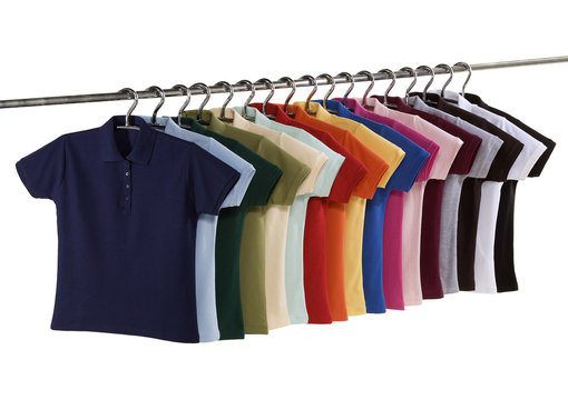 Polo Shirts  Farbskala auf Kleiderstange isoliert vor wei&szlig;em Hintergrund