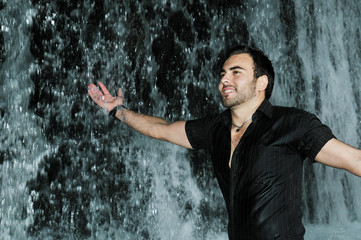 Fototapeta premium man under the waterfall