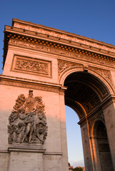 Fototapeta na wymiar Arc de Triomphe na zachodzie słońca.