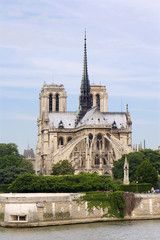 Fototapeta na wymiar Notre-Dame w Paryżu - gotycka katedra