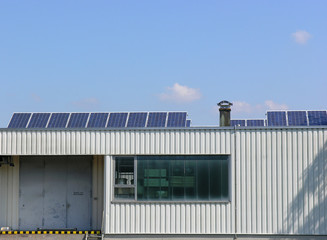 Solarzellen auf Firmendach