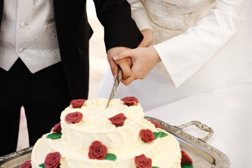 Hochzeitstorte anschneiden