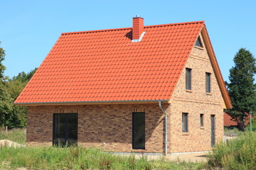 Einfamilienhaus Neubau rotes Ziegeldach, Deutschland