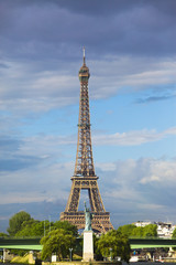 Fototapeta na wymiar Kind on Eiffel tower and Statue of Freedom before