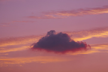 夕陽に染まるはぐれ雲