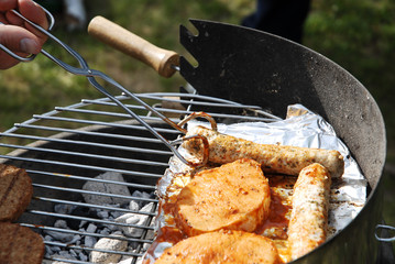 Bratwurst und Steak auf Grill