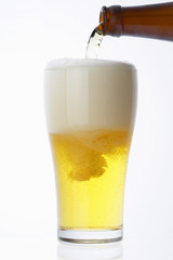 グラスに注ぐビール