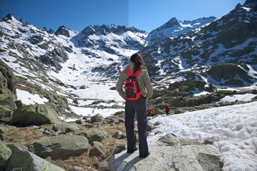 Fototapeta premium stand up watching the snow valley