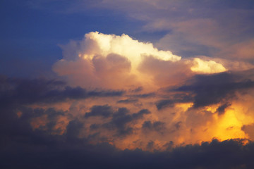 Fototapeta na wymiar 夕陽に染まる積乱雲