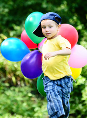 kind mit Luftballons