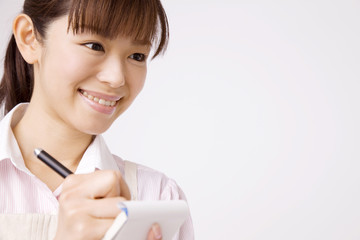 カフェでアルバイトをする女性